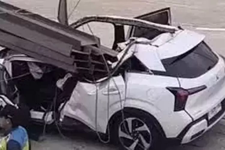 Kondisi Kritis Sopir Mobil XForce Tertimpa Besi di Tol Desari