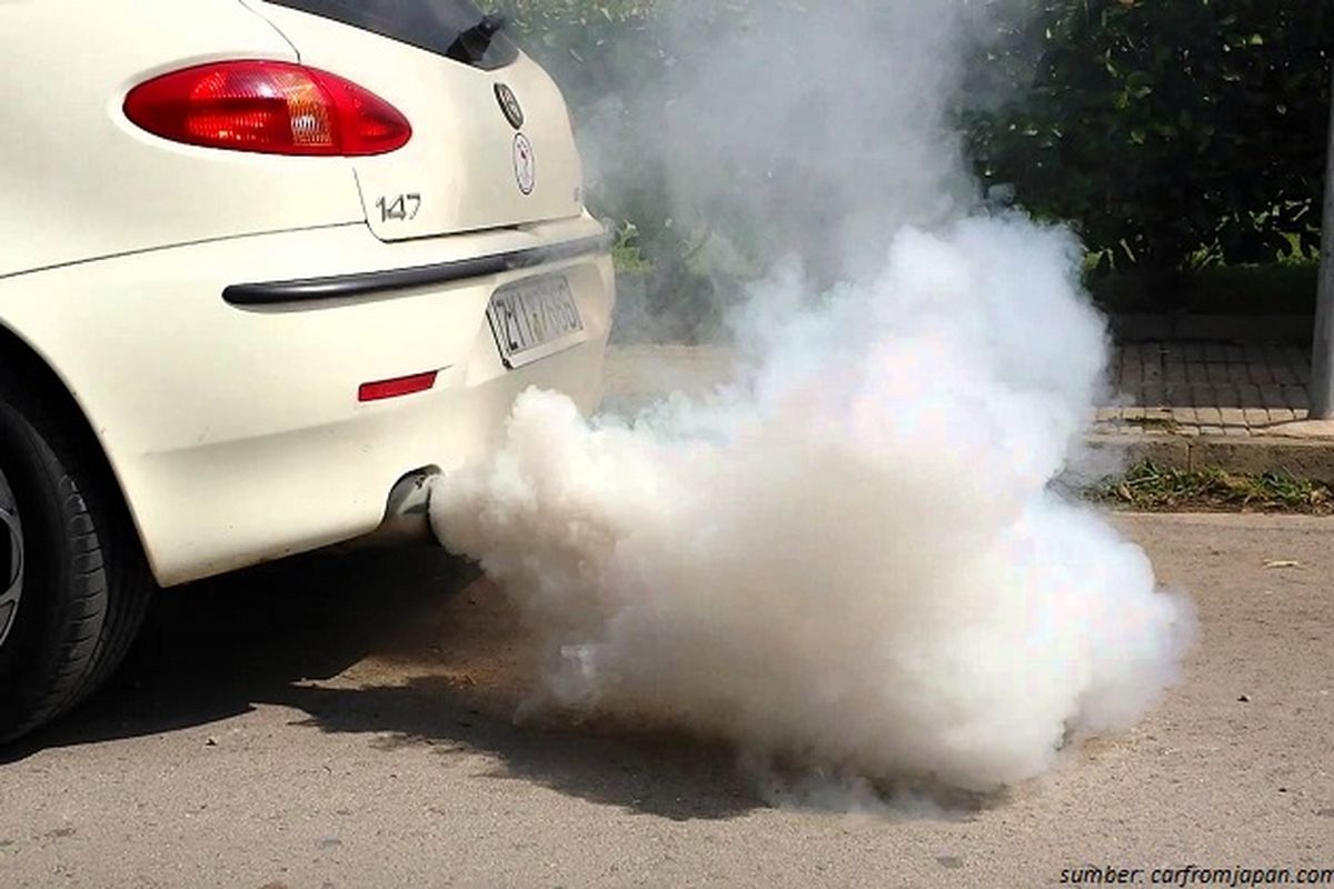 Makna Asap Putih yang Keluar dari Knalpot Mobil Berbahan Bakar Bensin